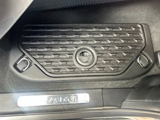 2022 RAM 1500 Laramie Crew Cab 4x4 5'7" Box