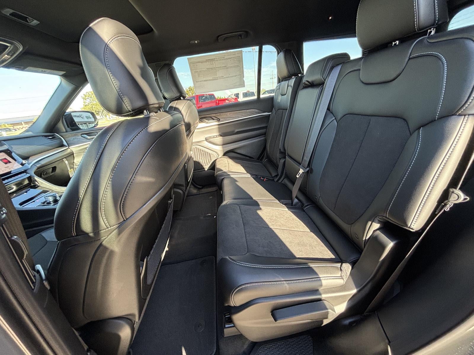 2027 Jeep Grand Cherokee GRAND CHEROKEE L LAREDO ALTITUDE 4X4