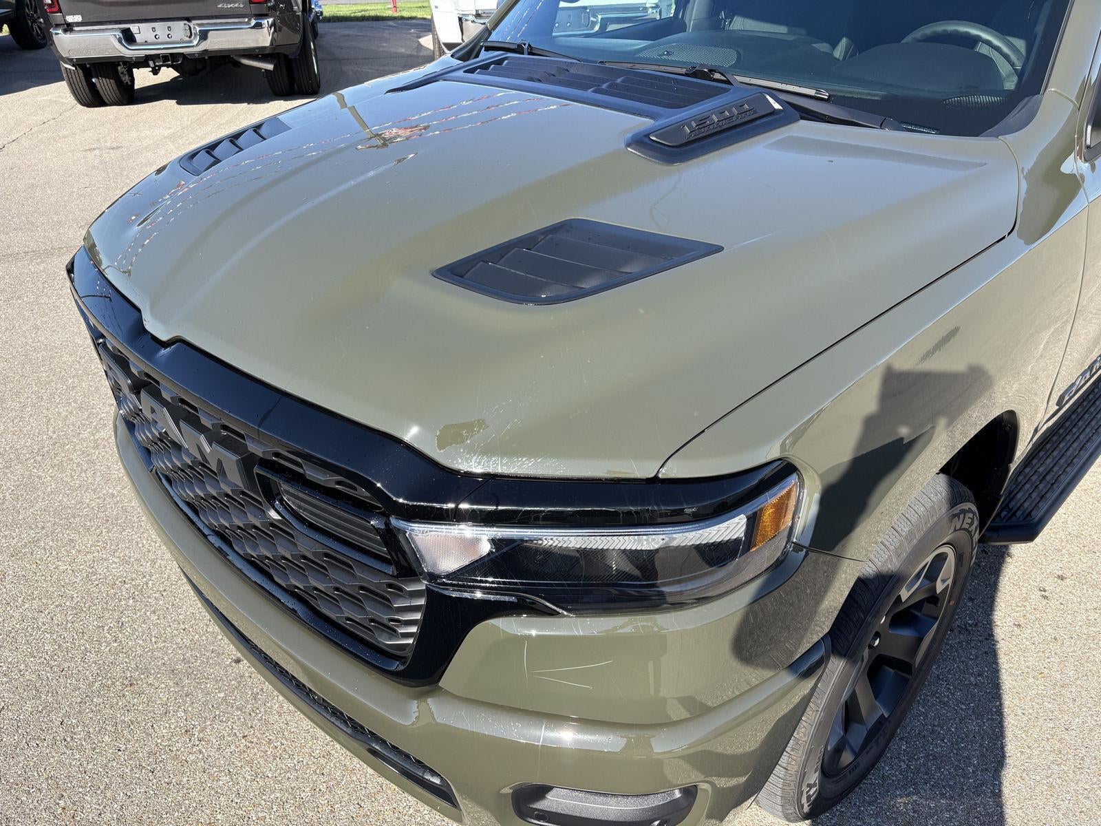 2027 RAM Ram 1500 RAM 1500 EXPRESS CREW CAB 4X4 5'7' BOX