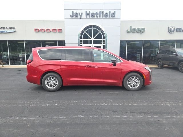 2027 Chrysler Pacifica Select's photo