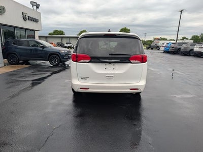 2022 Chrysler Voyager LX